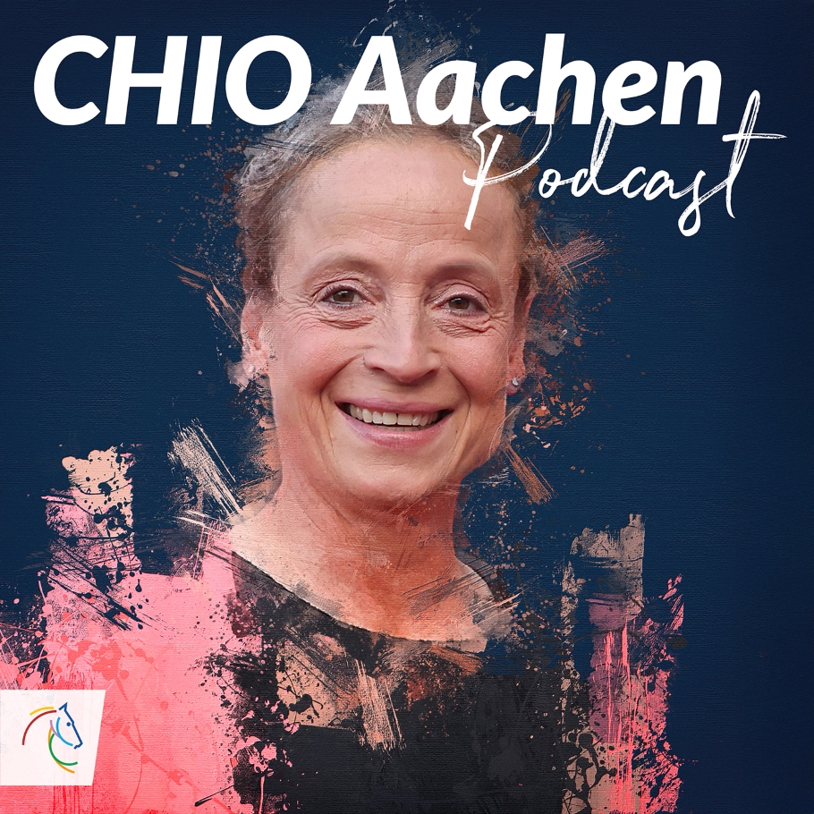CHIO Aachen Podcast Cover von Isabell Werth in einem malerischen Stil mit rosafarbenen Pinselstrichen an den Konturen ihres lächelnden Portraits